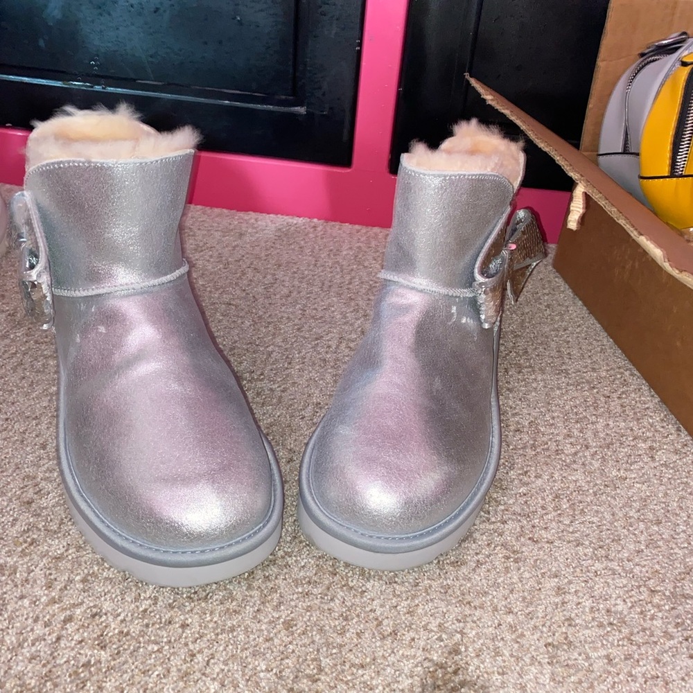 New Silver Size 9 Ugg